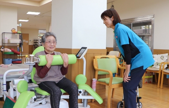 画像：トレーニングマシンを利用する入居者