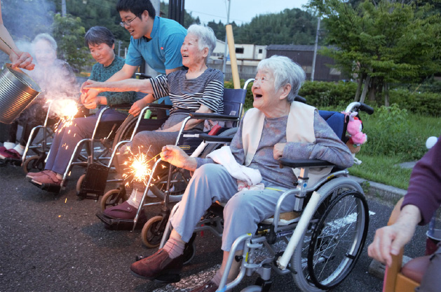 画像：花火に興じる入居者