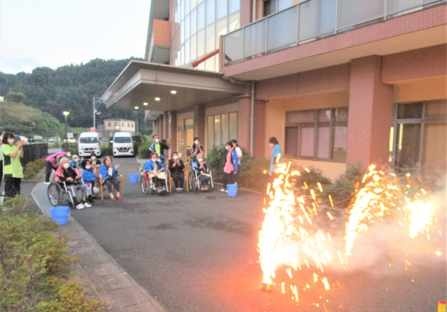 画像：施設前での花火遊び