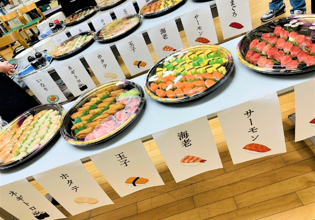 画像：テーブルに並べられたお寿司の盆