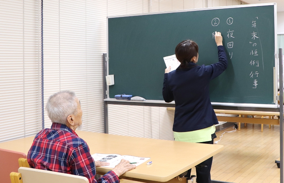 画像：板書する職員